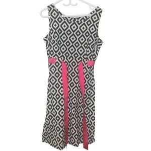Black & White Geometric Print Dress with Pink Trim – Sleeveless Fit & Flare 10